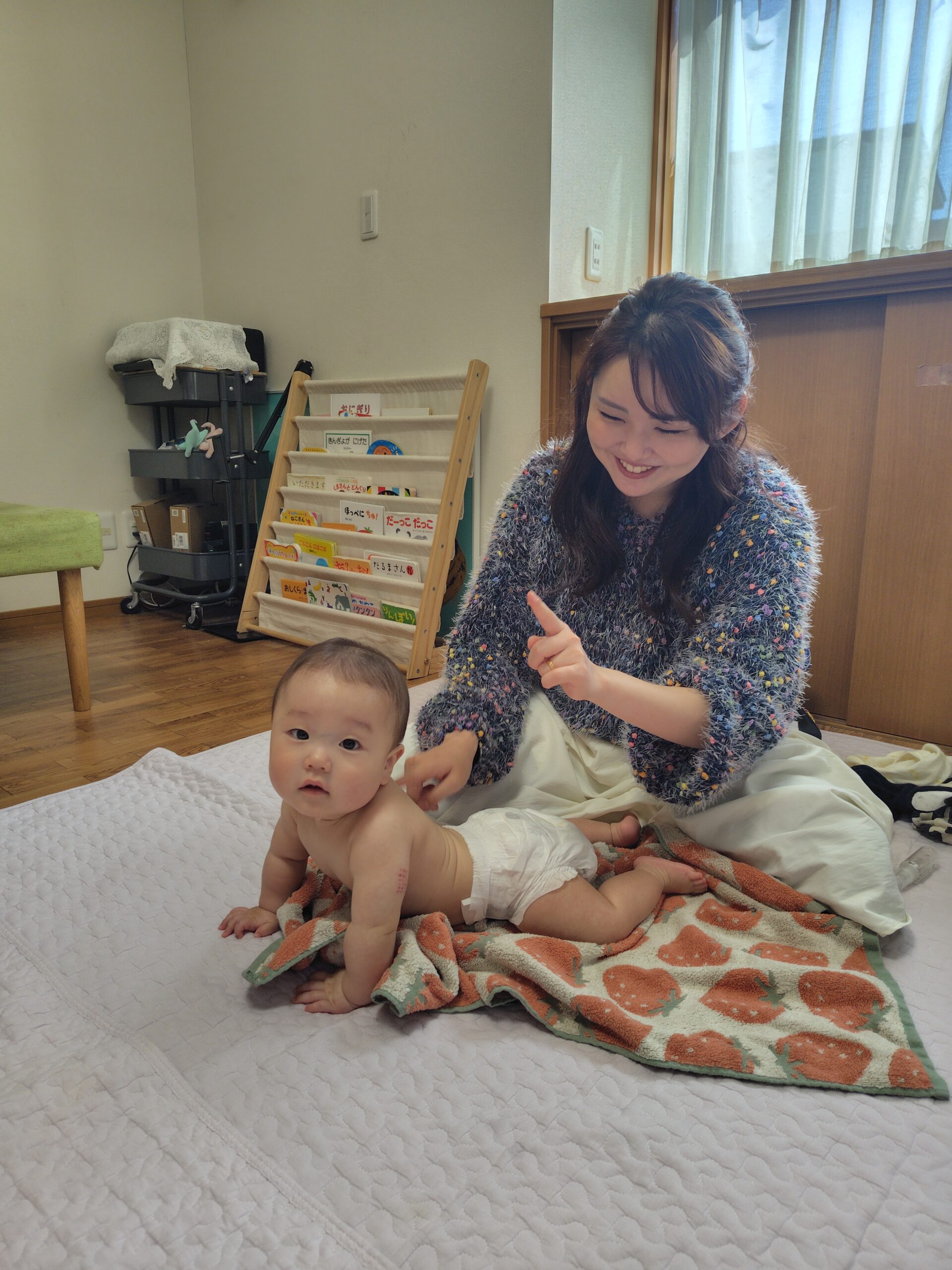 ベビーマッサージ定期コースに参加、生後8ヶ月の赤ちゃん